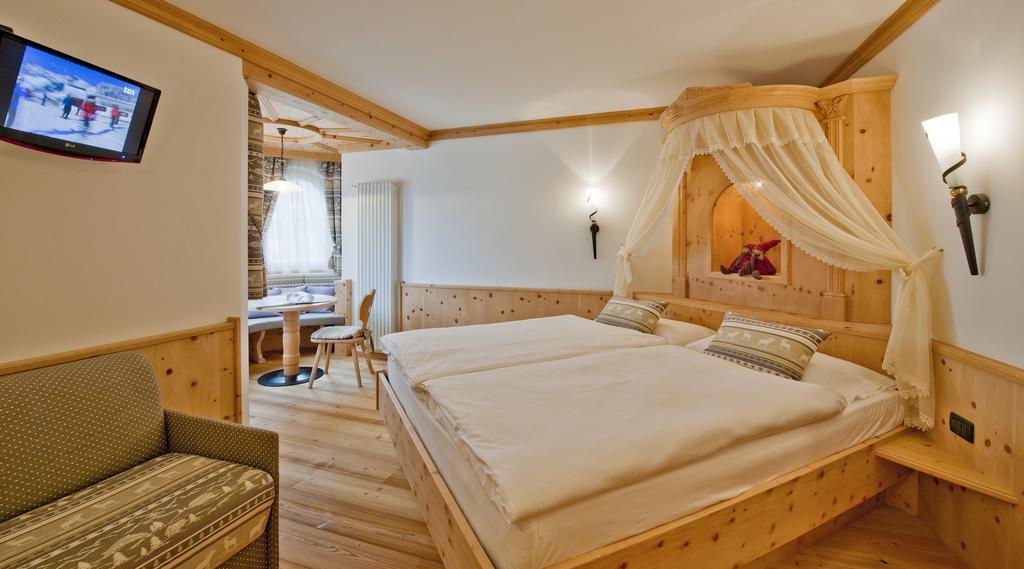 Hotel Des Alpes Сорага Екстериор снимка